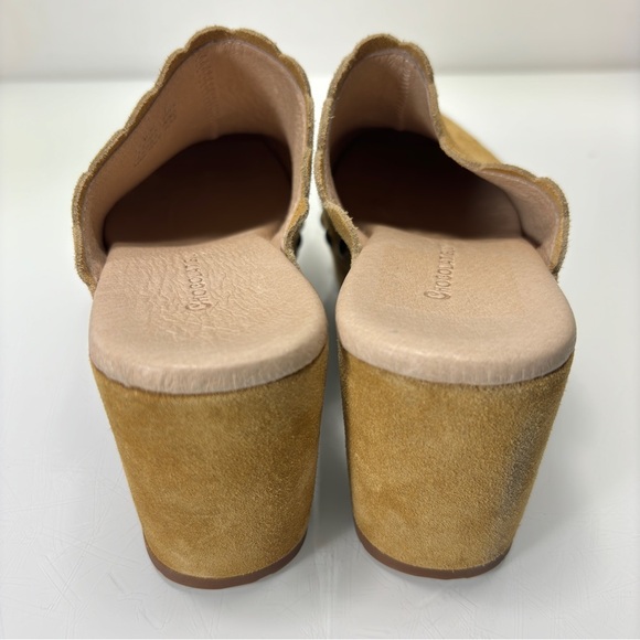Chocolat Blu Gemini Scalloped Studded Tan Suede Heeled Clogs Size 6 - Picture 12 of 15